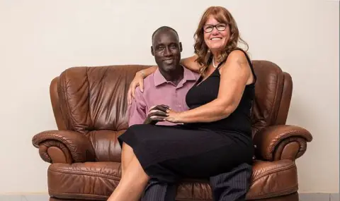 65-годишна британка си хвана млад африкански любовник, майка ѝ не одобрява връзката