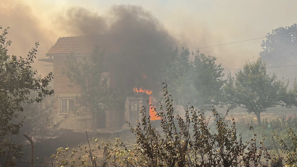 Ад под небето в Ямболско. Бакаджик е в пламъци, цяло село изгоря /СНИМКИ/
