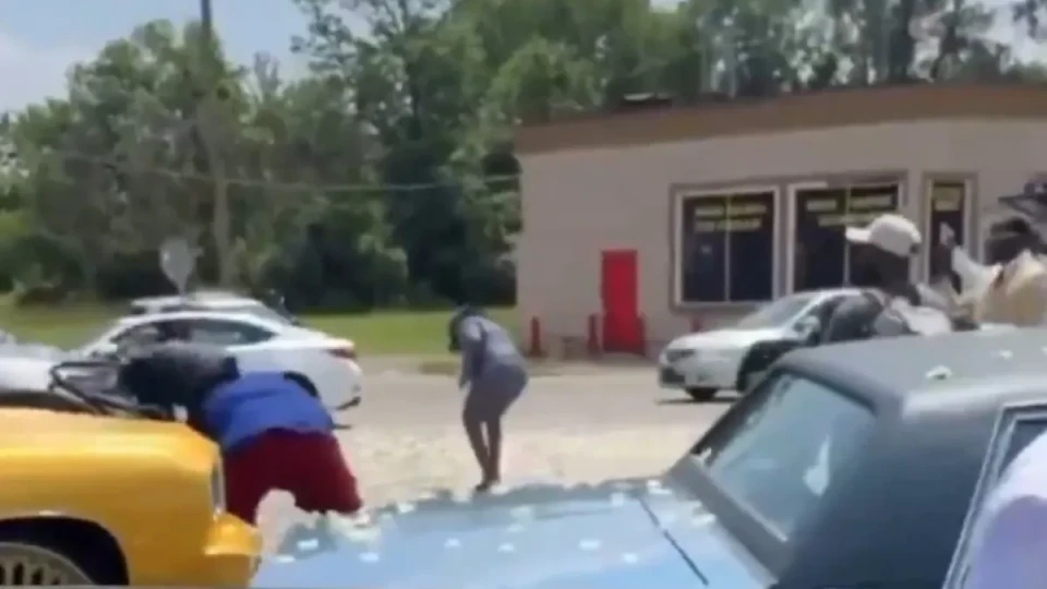 Американци се видяха в чудо! Заваляха пари от небето (Видео)