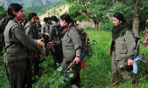 Бойци на ПКК церемониално предадоха оръжията си