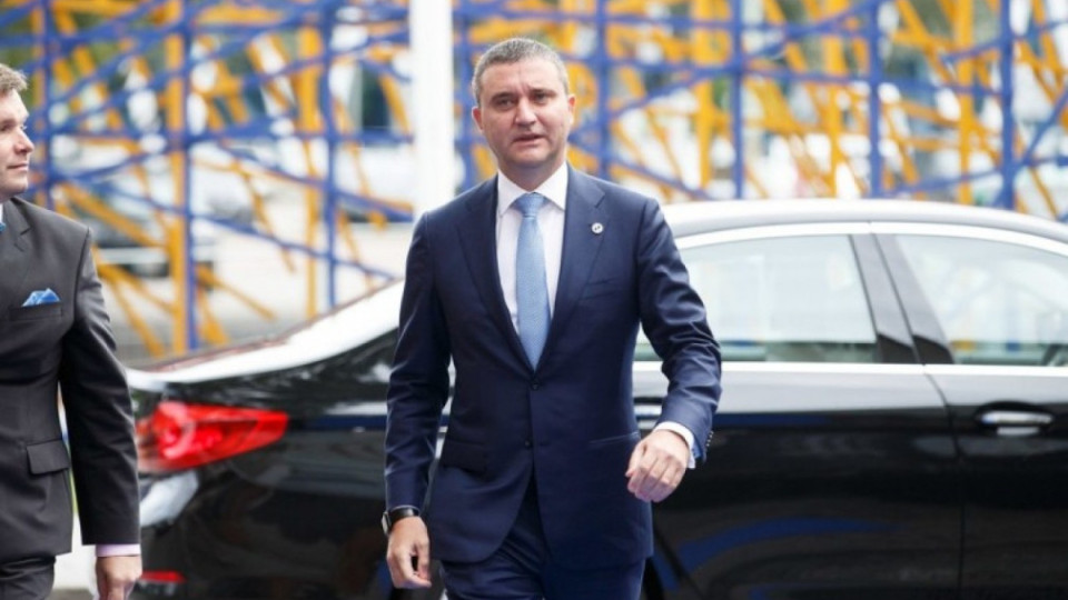 Горанов разкри колко тира с евро влизат в България
