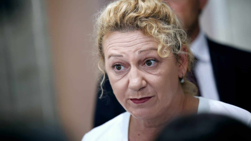 Депутатка събра очите на цяла България. Брои калории и стотинки в най-евтиния стол