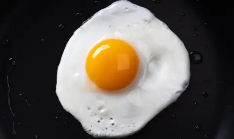 Домакиня сподели вкусен трик как да изпържим яйцата без олио