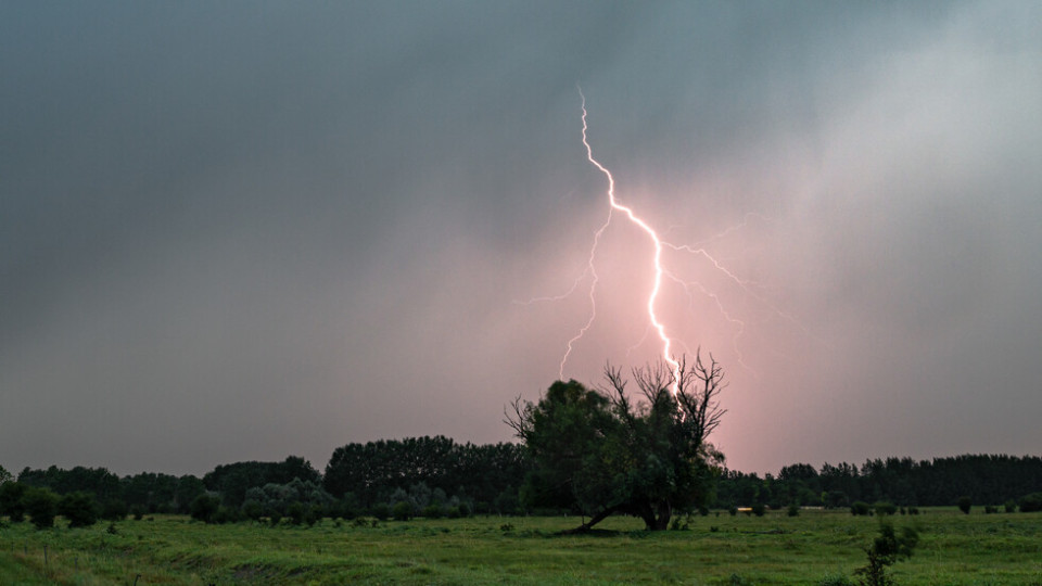 Дъжд и гръмотевици. Голяма беля в наше село