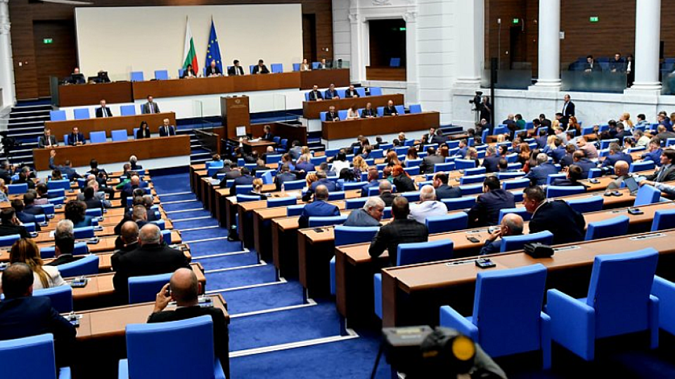 Жега в парламента за вота. Кръстосват шпаги за кабинета