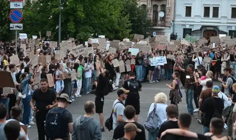 "Искате ли нов Майдан?!" - Киев прие спорен закон, "блокиращ" борбата с корупцията, избухнаха протести срещу властта