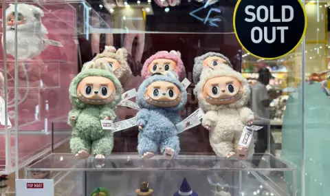 Какво всъщност е Лабубу и защо всички я обожават?