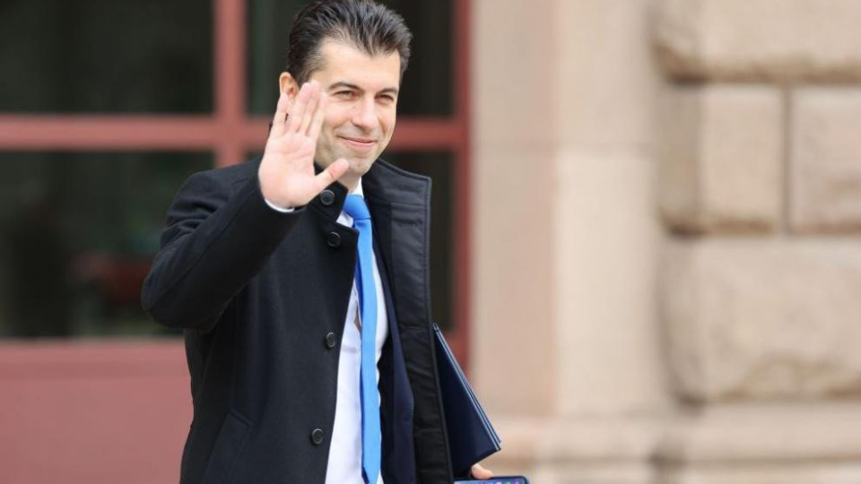 Кирил Петков загърби Коцев. Хвана самолета