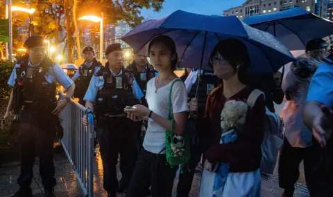 Китайската полиция задържа десетки писателки на гей еротика