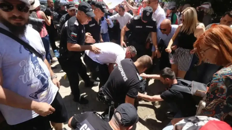 Кръв и ранени полицаи на протеста. Арестуваха кримигерой