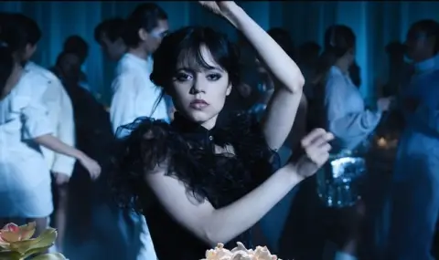 Мортиша Адамс на Катрин Зита-Джоунс ще играе важна роля във втория сезон на "Wednesday" (ВИДЕО)