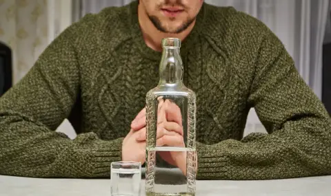 На сухо! Производството на водка в Русия рязко се срина