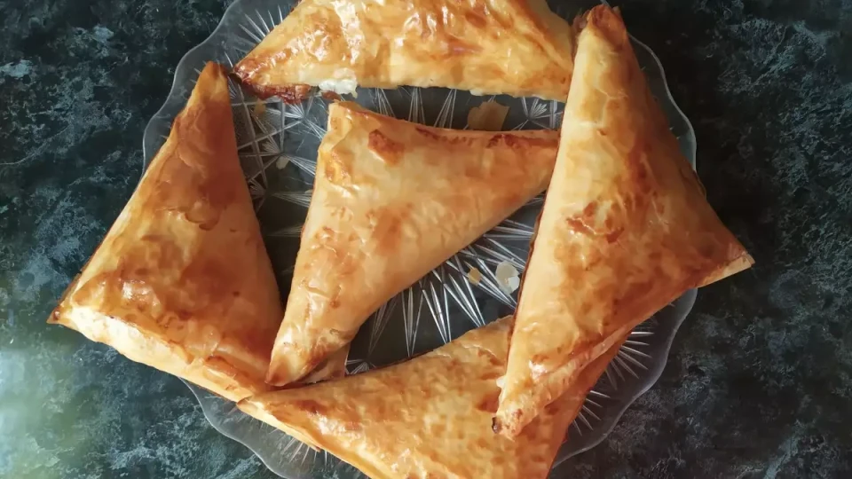 Най-вкусните мини банички с извара и яйца. Тайната съставка