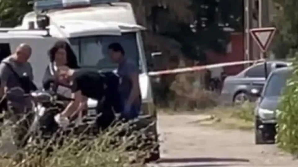 Невиждан екшън в Лехчево! Мъж стреля, пали и се барикадира, гъмжи от барети