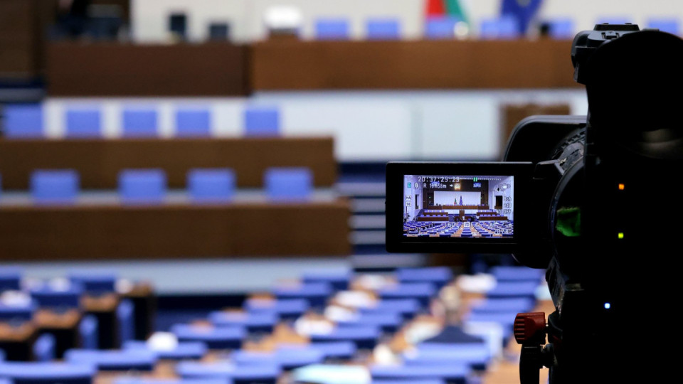 Парламентът обсъжда вот на недоверие. Приемат оставката на Кирил Петков