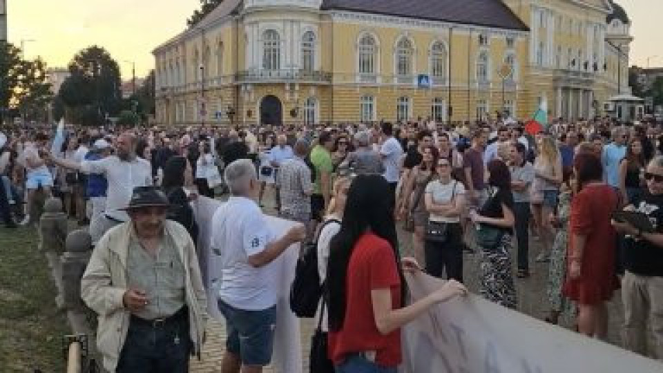 Протестърите вдигнаха юмруче и блокираха столицата