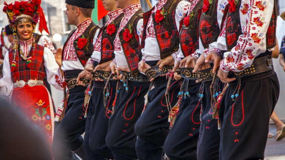 ТикТок съживи българския фолклор. Младите полудяха