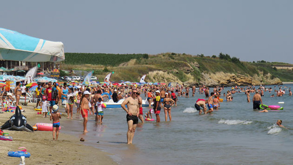 Турист припадна на плажа. Младо момиче му спаси живота