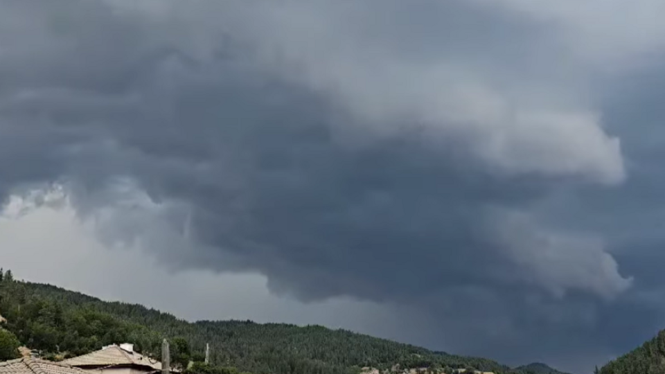 Хала в небето. Заснеха адска буря в наше село /ВИДЕО/