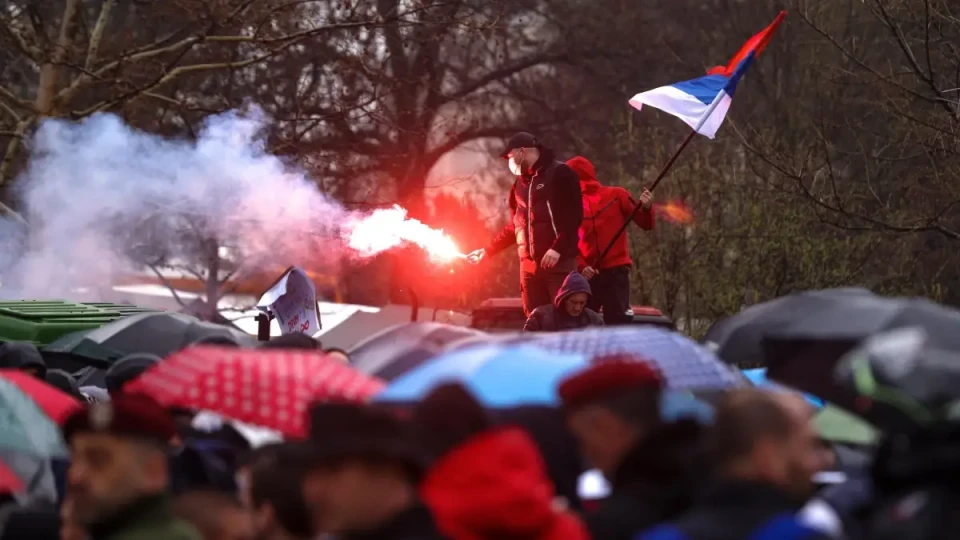 В Сърбия ври и кипи! Сблъсъци с полицията