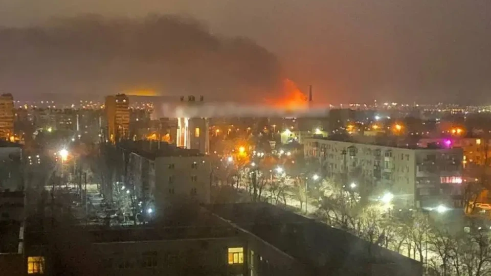 Голяма руска рафинерия гори след украинска атака с дрон
