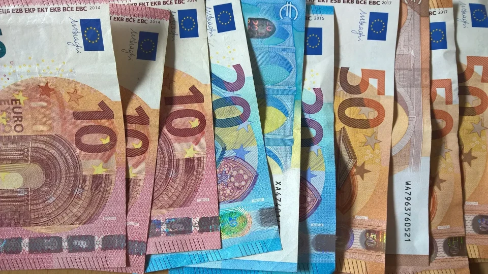 Еврото остава почти без промяна спрямо долара