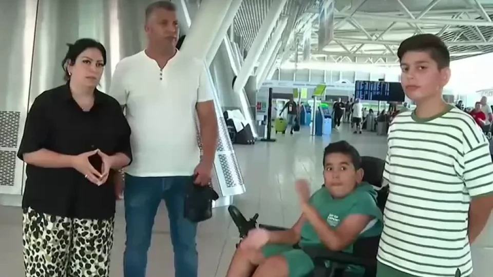 Заради скандала с Ryanair! Детето в инвалидна количка - в болница