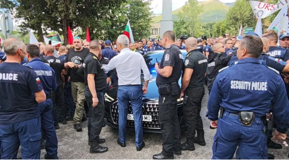 Костадинов гневен! "Възраждане" с акция пред ВМЗ Сопот