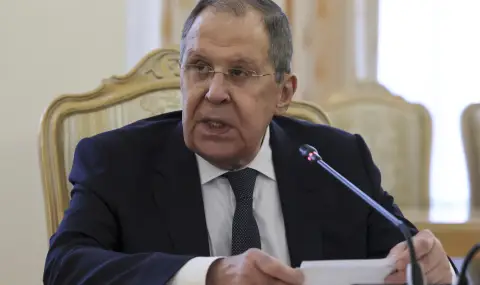 Лавров се появи в Аляска с тениска на СССР