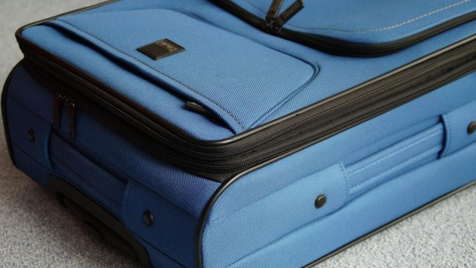 Майка затвори детето си в куфар и тръгна на път