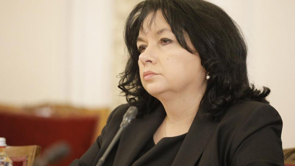 Министър Петкова отвърна на Асен Василев