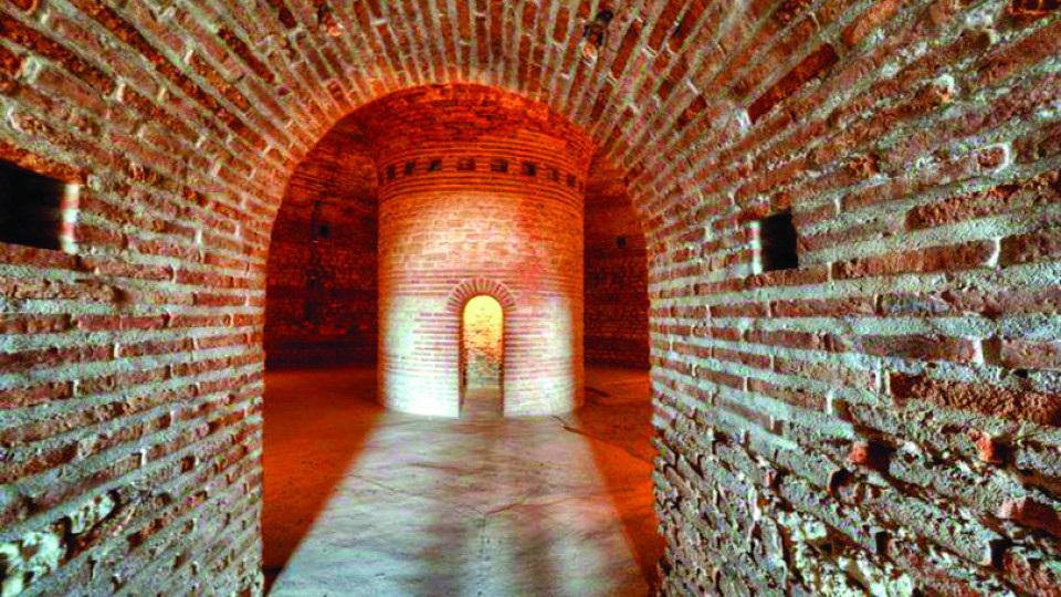 На брега на морето! Гробницата, която пази духа на Бендида.