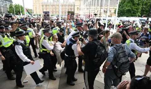 На Острова задържаха 365 души на протест в подкрепа на забранената група "Палестинско действие"