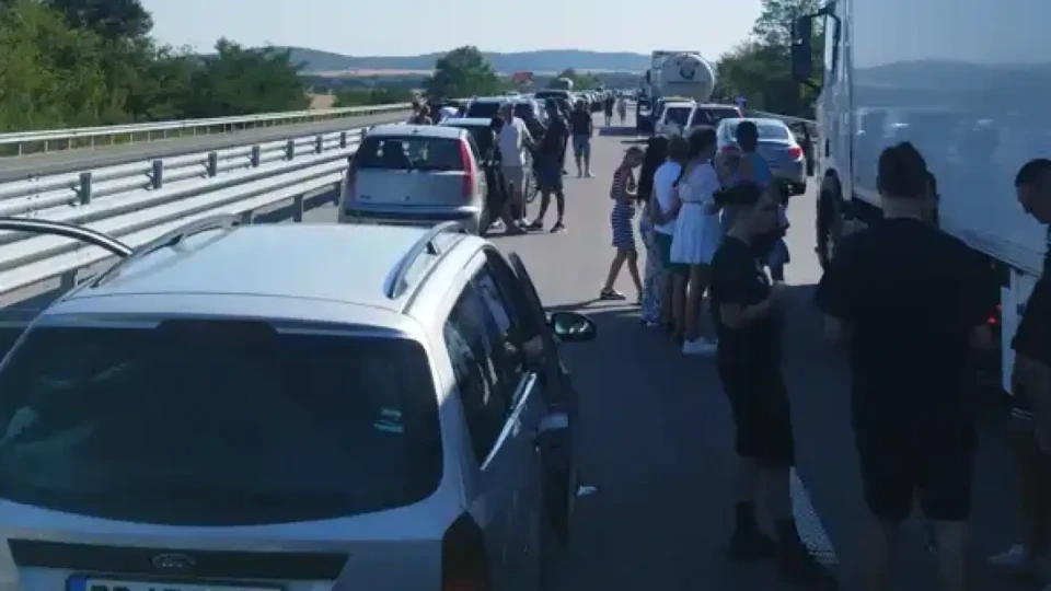 На "Тракия" е страшно. Хората са извън колите