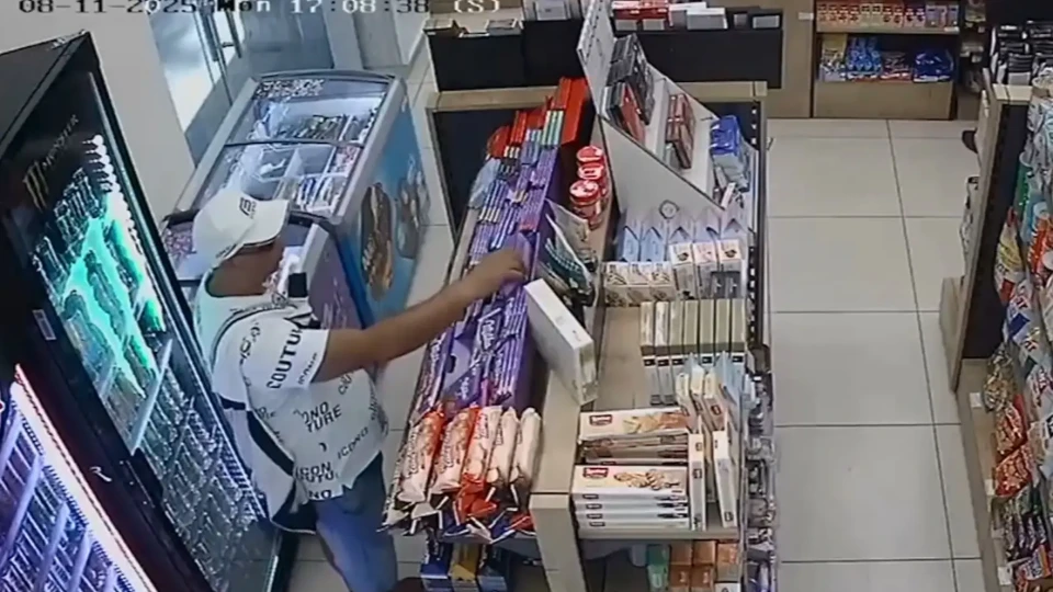 Нова мода! Крадци отмъкват скъпи лакомства от магазини