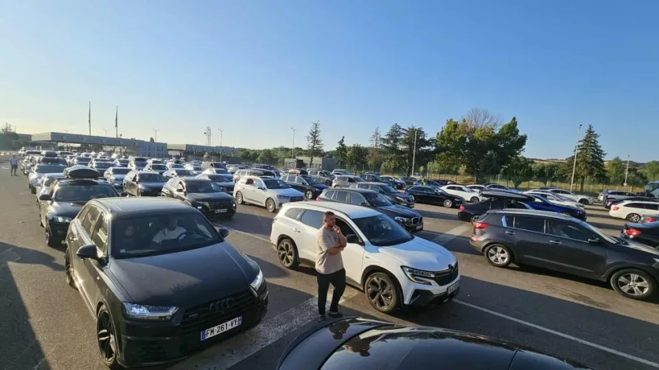 Опашки от автомобили на два гранични пункта