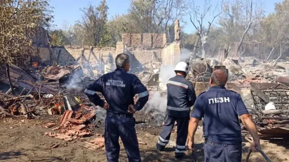 Пожар лумна до областен град. Ураганен вятър го разпали