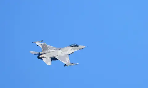 Полски боен изтребител F-16 се разби по време на репетиция за авиационно шоу, пилотът загина