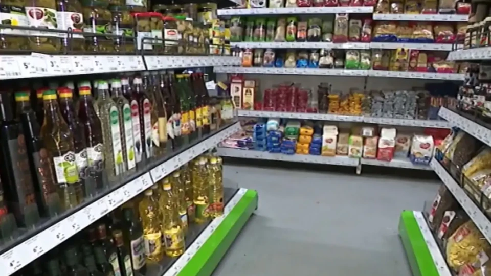 Потребителската кошница поевтиня с лев. Зеленчуците свалят сметката