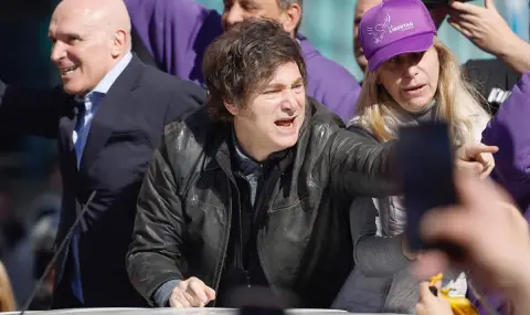 Протестиращи замеряха с камъни колата на аржентинския президент ВИДЕО