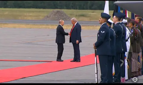 Путин кацна в Аляска! Двамата президенти се ръкуваха пред медиите и минаха заедно по червения килим в Анкоридж