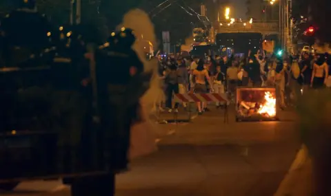 Сръбски депутат: Протестите станаха по-малобройни, но по-радикални