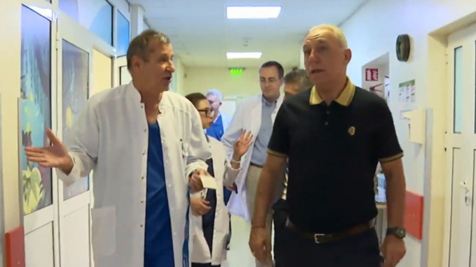Стоичков и Балъков зарадваха деца в кардиологична болница