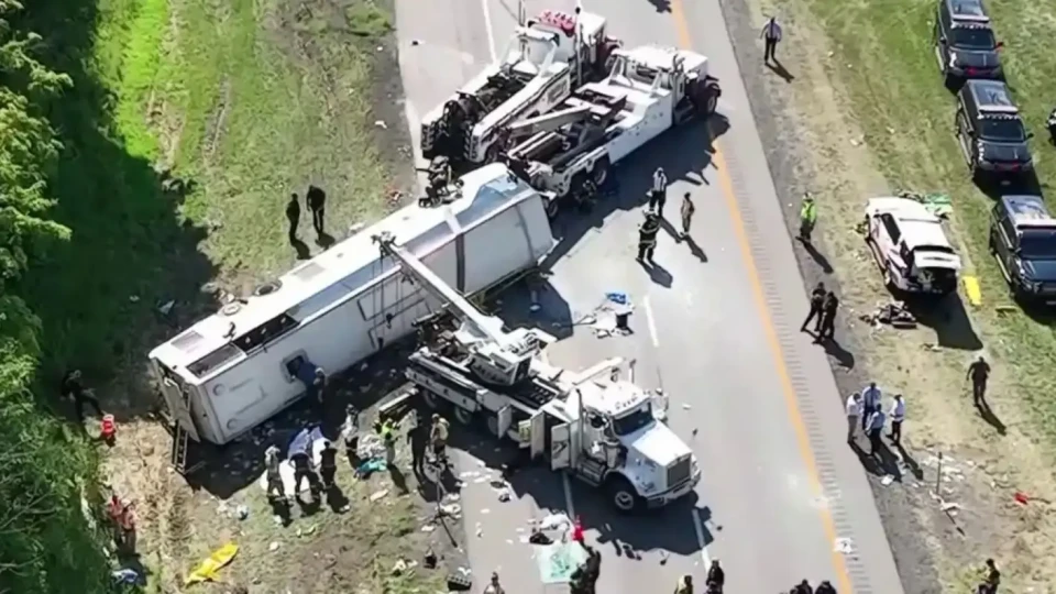 Страшно меле с пътнически автобус в Ню Йорк. Има загинали