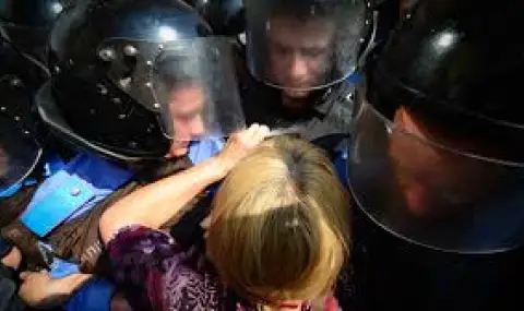 Украинки влязоха в сблъсъци с полицията заради готвената мобилизация на мъжете им ВИДЕО