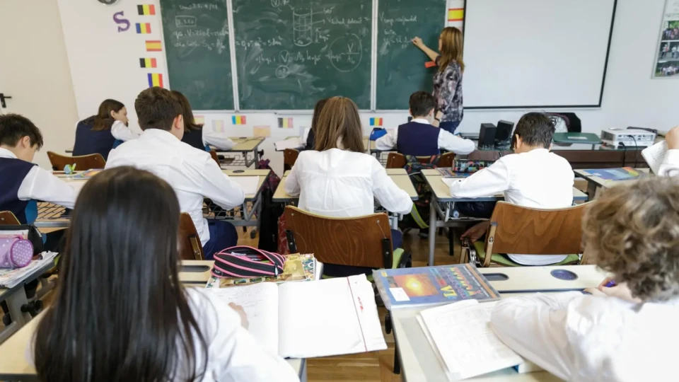 Учителите на бунт в Румъния. Бойкотират учебната година
