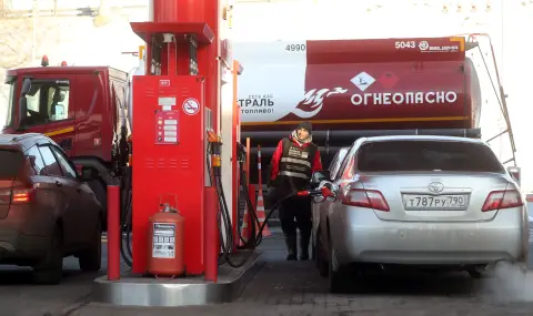 Бензинът в Русия поскъпва и не достига. Какво се случва?