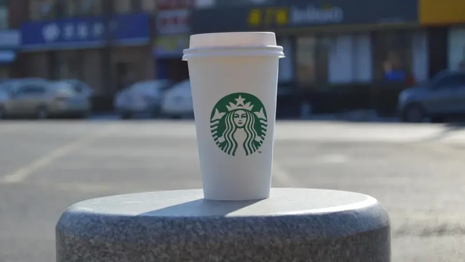 Голям проблем със Starbucks! Затварят кафенета