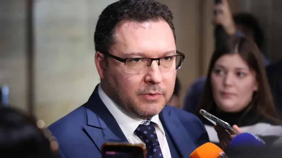 Даниел Митов занули Радев: Халюцинира, измисля си!