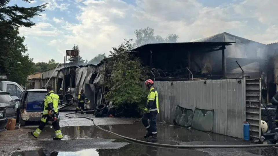 Двоен ужас! Пожарни от Велико Търново до София